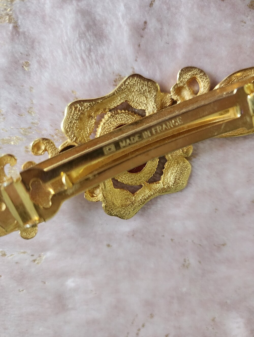 HAIR CLIP | Cameo Goldtone Hair Clip - Picture 11 of 17